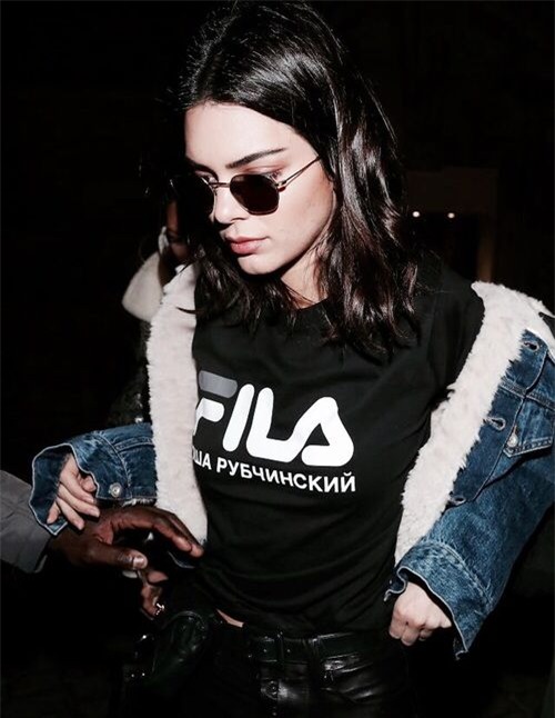 gia tai tien ty, pham huong va kendall jenner van me man ao thun gia re - 4