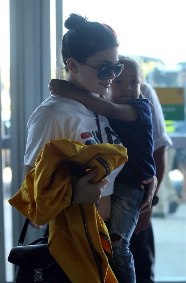 gia tai tien ty, pham huong va kendall jenner van me man ao thun gia re - 6