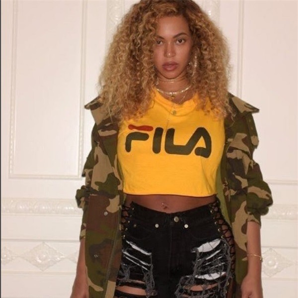 gia tai tien ty, pham huong va kendall jenner van me man ao thun gia re - 8