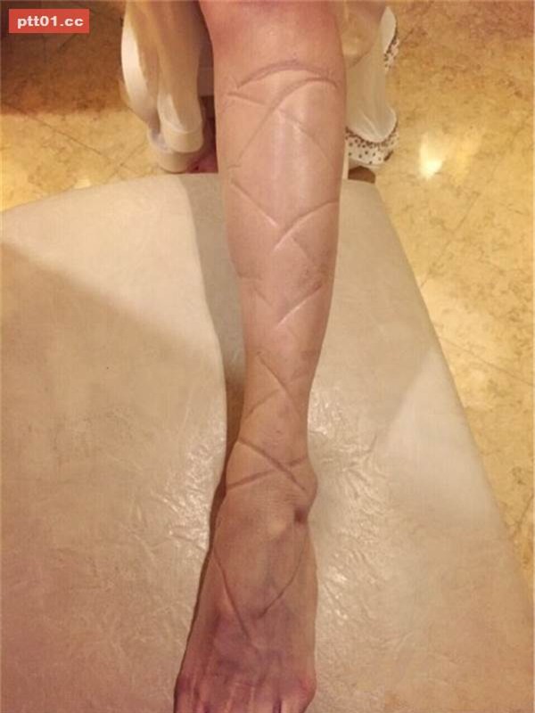 kinh hai nhung man tra tan chan tren giay cao got cua cac ngoi sao - 10