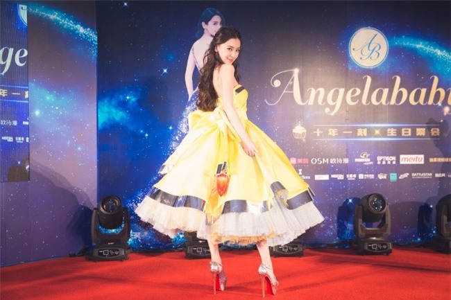 kinh hai nhung man tra tan chan tren giay cao got cua cac ngoi sao - 5