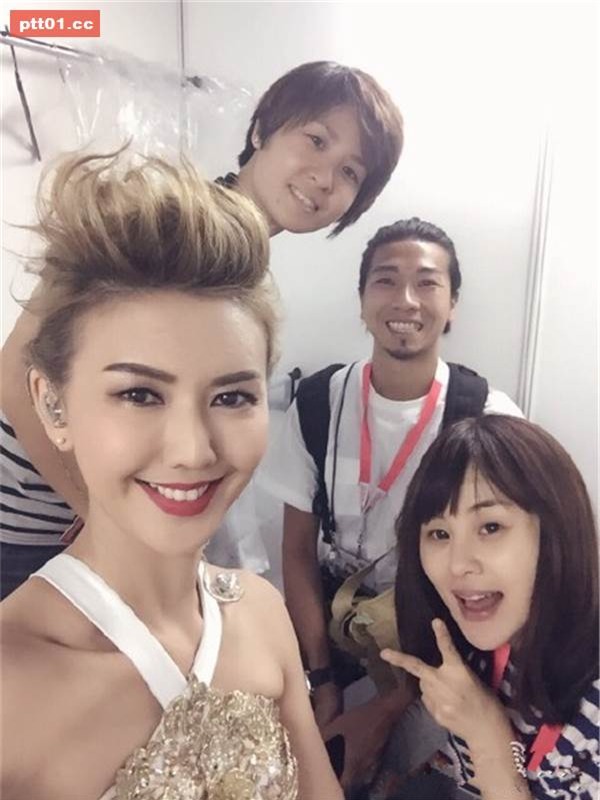 kinh hai nhung man tra tan chan tren giay cao got cua cac ngoi sao - 9