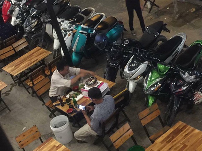 2 người đàn ông bên chiếc bánh sinh nhật và cuộc đối thoại khiến ta lặng mình - Ảnh 2.