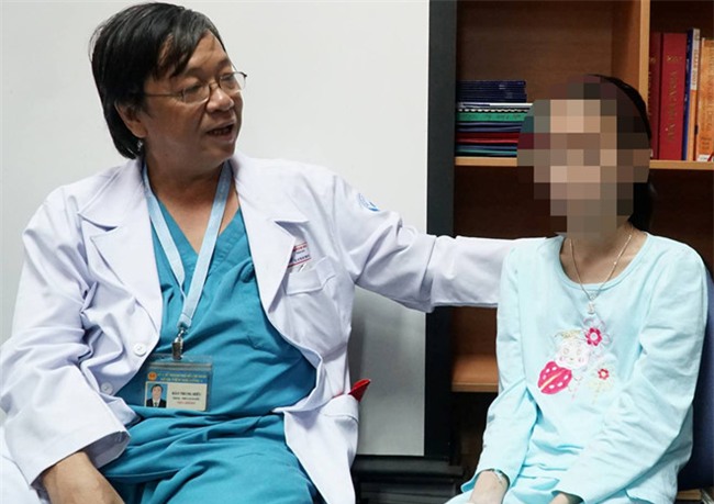 Be gai sut 10 kg vi hoi chung kim mach mau hiem gap hinh anh 1