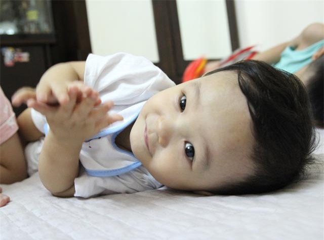 hinh anh moi nhat cua be trai 14 thang tuoi bi bao hanh, bo roi o benh vien sau 5 ngay ve nha - 1