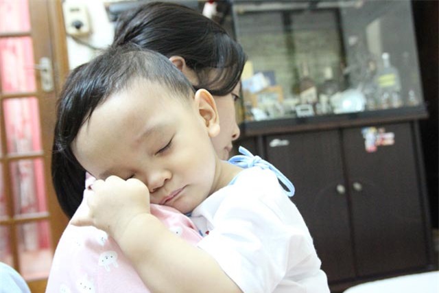 hinh anh moi nhat cua be trai 14 thang tuoi bi bao hanh, bo roi o benh vien sau 5 ngay ve nha - 3