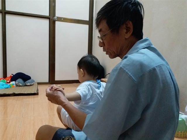 hinh anh moi nhat cua be trai 14 thang tuoi bi bao hanh, bo roi o benh vien sau 5 ngay ve nha - 5