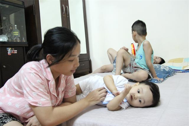 hinh anh moi nhat cua be trai 14 thang tuoi bi bao hanh, bo roi o benh vien sau 5 ngay ve nha - 6