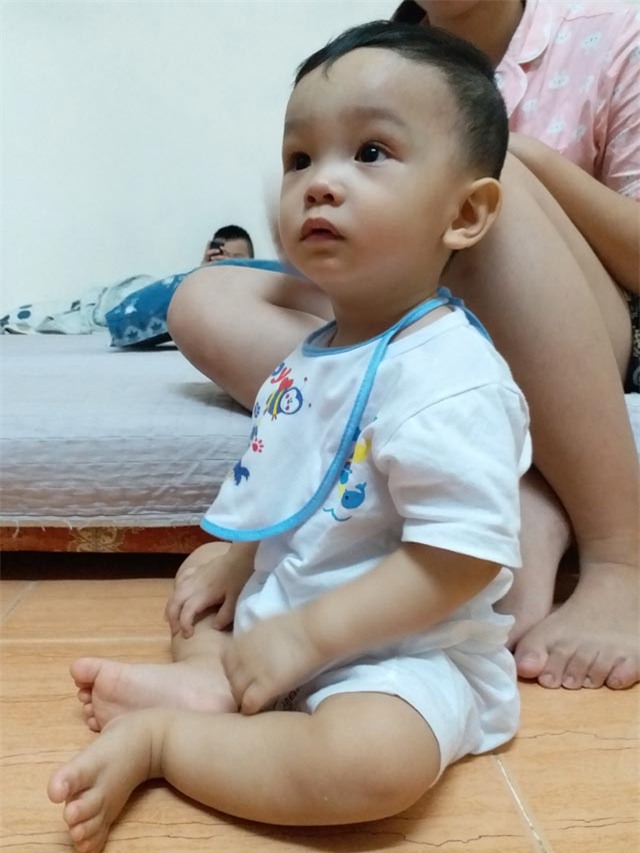 hinh anh moi nhat cua be trai 14 thang tuoi bi bao hanh, bo roi o benh vien sau 5 ngay ve nha - 7