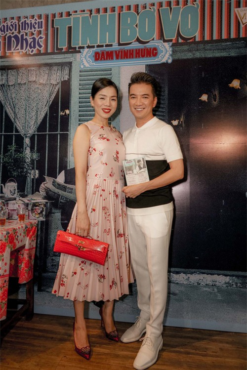 Lệ Quyên xuất hiện cùng xe hơn 20 tỷ vừa tậu, đeo đồng hồ đính kim cương đôi với chồng - Ảnh 1.