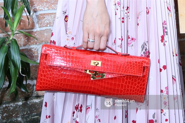 Lệ Quyên xuất hiện cùng xe hơn 20 tỷ vừa tậu, đeo đồng hồ đính kim cương đôi với chồng - Ảnh 2.