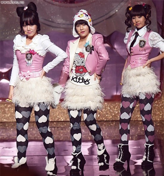 Sao Việt đã là gì, thảm họa thời trang sao Hàn mới khiến fan phát hoảng!-11