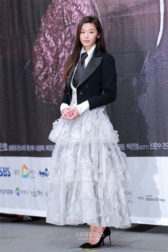 Sao Việt đã là gì, thảm họa thời trang sao Hàn mới khiến fan phát hoảng!-14