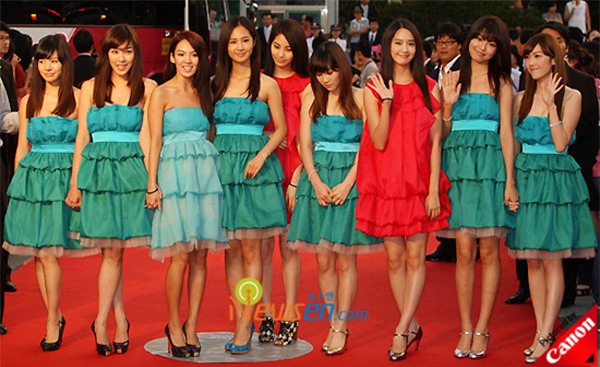 Sao Việt đã là gì, thảm họa thời trang sao Hàn mới khiến fan phát hoảng!-7