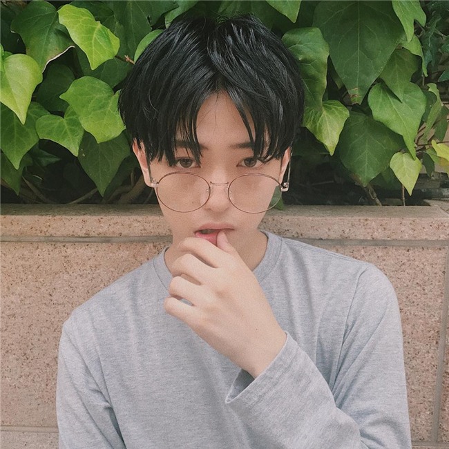 Hot boy lai noi tieng voi man day trang diem khong thua kem con gai hinh anh 2