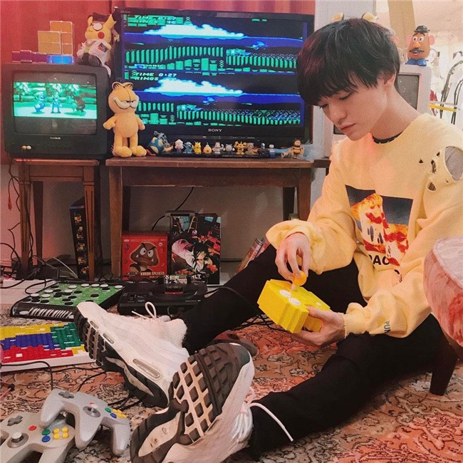 Hot boy lai noi tieng voi man day trang diem khong thua kem con gai hinh anh 6