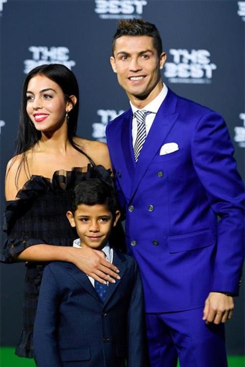 Ban gai Ronaldo bi bo me ruot bo roi hinh anh