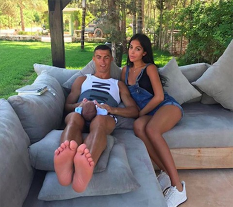 Ban gai Ronaldo bi bo me ruot bo roi hinh anh