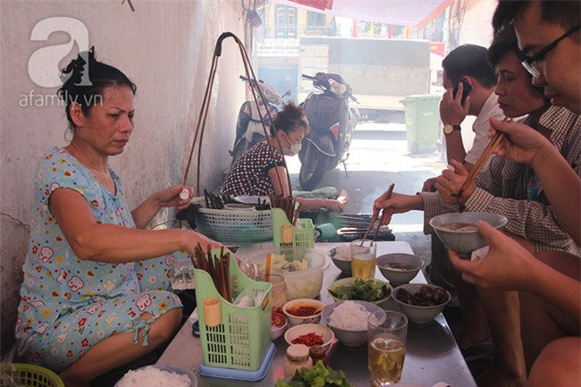 4 quán ăn có giờ mở cửa dị nhưng lúc nào cũng đông khách Hà Nội - Ảnh 1.
