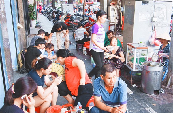 4 quán ăn có giờ mở cửa dị nhưng lúc nào cũng đông khách Hà Nội - Ảnh 10.
