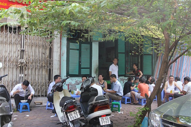 4 quán ăn có giờ mở cửa dị nhưng lúc nào cũng đông khách Hà Nội - Ảnh 14.