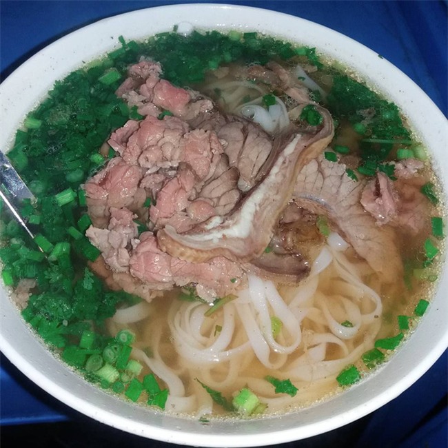 4 quán ăn có giờ mở cửa dị nhưng lúc nào cũng đông khách Hà Nội - Ảnh 9.