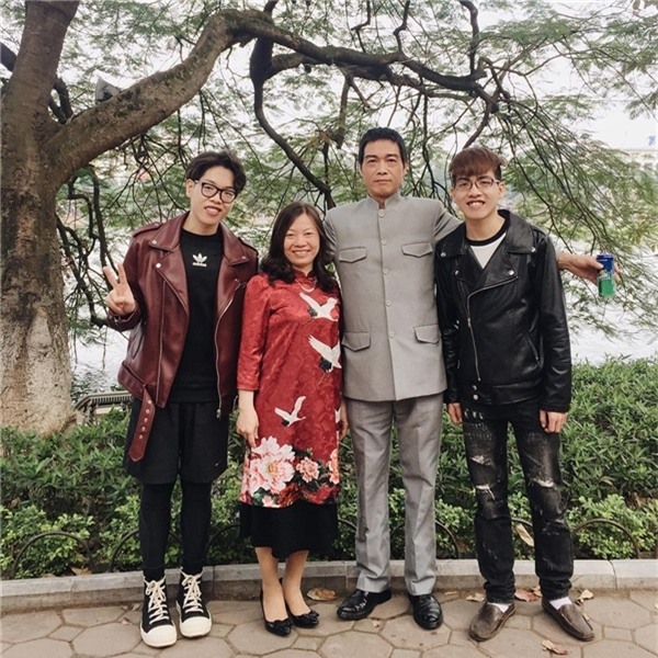 Bức ảnh gia đình hiếm hoi của Đức Phúc trước khi nam ca sĩ phẫu thuật thẩm mỹ. Trong đó, em trai Đức Phúc đứng cạnh bố, ngoài cùng bên phải. - Tin sao Viet - Tin tuc sao Viet - Scandal sao Viet - Tin tuc cua Sao - Tin cua Sao