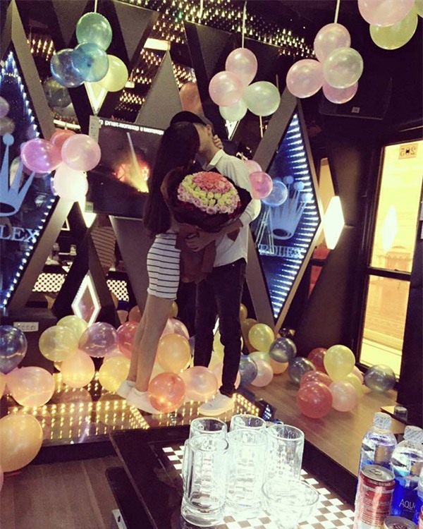 Sau 2 năm yêu xa, chàng trai làm một việc khiến cô gái ngỡ ngàng đến phát khóc-1