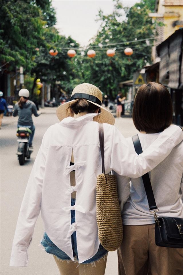 Muốn diện sơmi chuẩn mốt, các nàng chỉ cần khoanh vùng 8 gợi ý dưới đây là đủ - Ảnh 6.