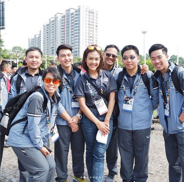 Nữ phóng viên Thái Lan đẹp hút mắt ở SEA Games 29 - Ảnh 2.