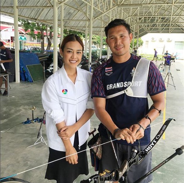 Nữ phóng viên Thái Lan đẹp hút mắt ở SEA Games 29 - Ảnh 4.