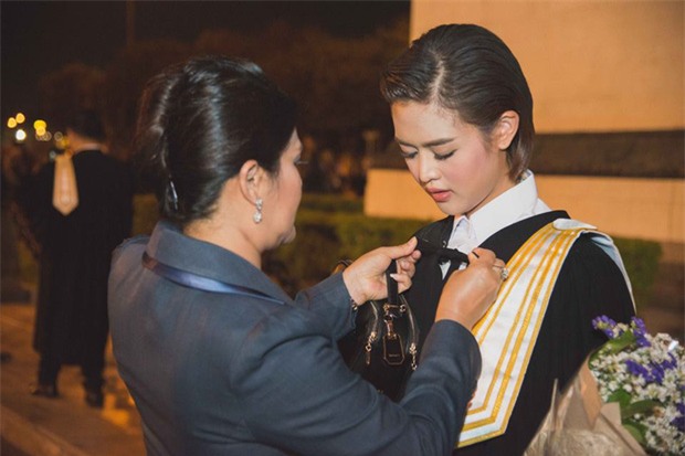 Nữ phóng viên Thái Lan đẹp hút mắt ở SEA Games 29 - Ảnh 5.