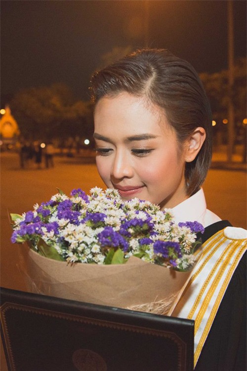 Nữ phóng viên Thái Lan đẹp hút mắt ở SEA Games 29 - Ảnh 6.