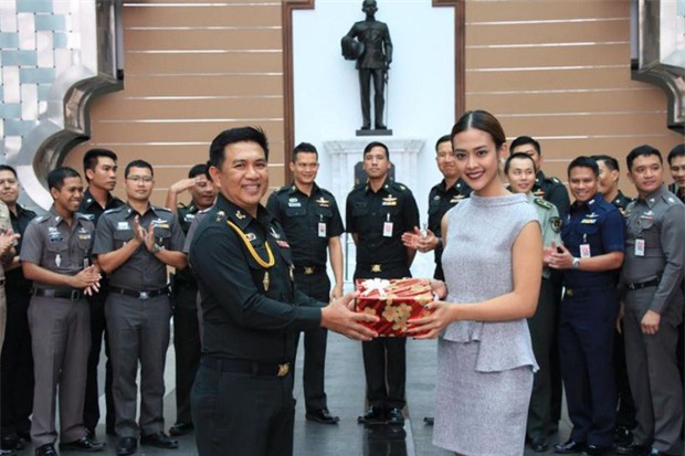 Nữ phóng viên Thái Lan đẹp hút mắt ở SEA Games 29 - Ảnh 7.