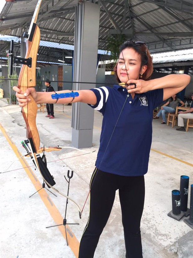 Nữ phóng viên Thái Lan đẹp hút mắt ở SEA Games 29 - Ảnh 9.