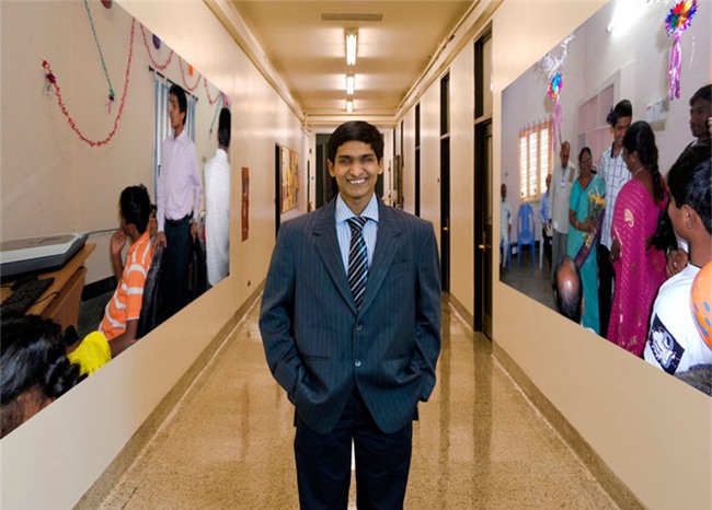 Hành trình từ chàng trai mù đi đâu cũng bị xua đuổi tới triệu phú trẻ ở tuổi 23 khiến vạn người khâm phục - Ảnh 1.