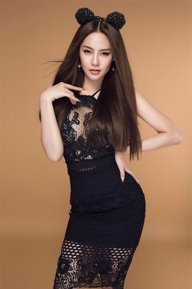 Linh Chi sexy từ phong cách đời thường đến thời trang thảm đỏ-12