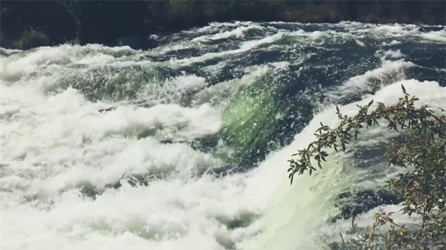 Đẩy quan tài của cha xuống vách đá, tiếng đập vọng ra từ bên trong khiến con trai chột dạ! - Ảnh 4.