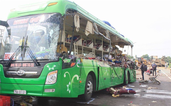5 người chết thảm trong vụ xe đầu kéo tông trực diện xe khách