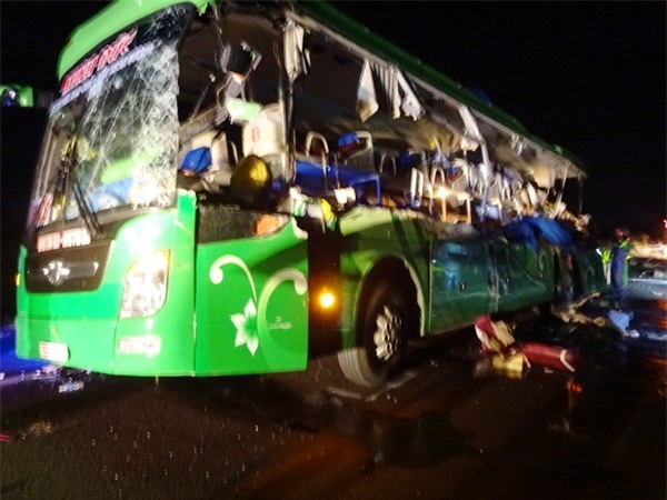 5 người chết thảm trong vụ xe đầu kéo tông trực diện xe khách - Ảnh 2.