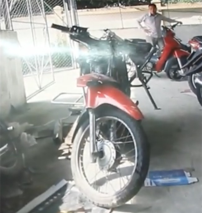 Cán bộ ngân hàng đi ô tô đâm chết người rồi quay lại xoá dấu vết - Ảnh 4.