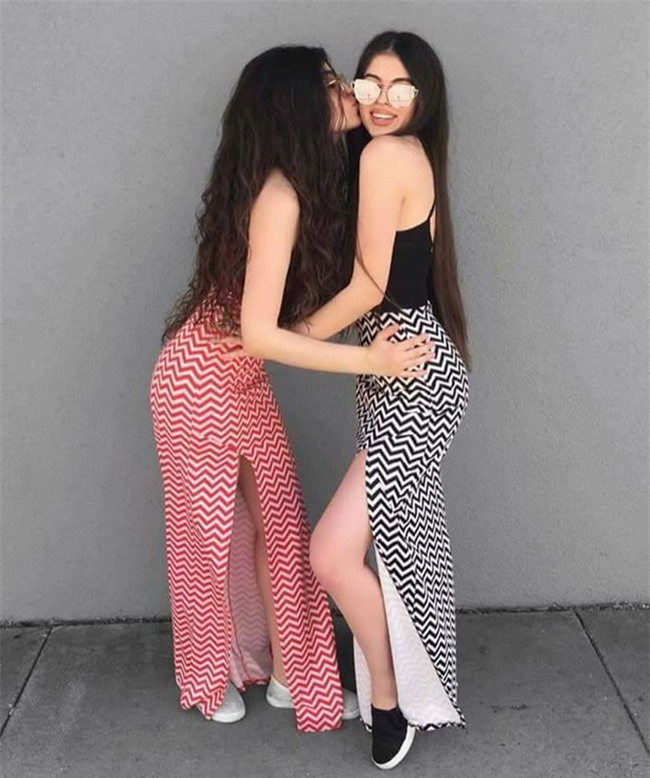 Chi em song sinh mat xinh, dang chuan noi tieng tren mang xa hoi hinh anh 4