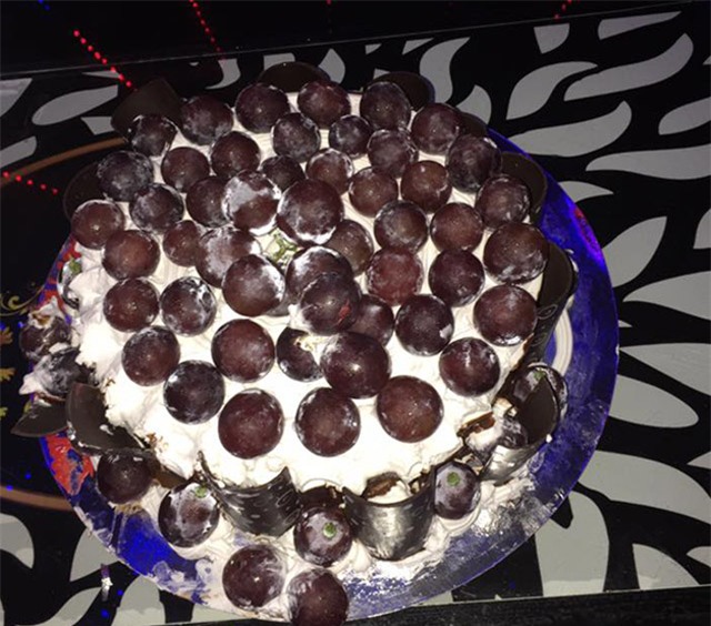 dat banh sinh nhat kem chum nho nho trang tri, co gai nhan duoc chiec banh la muon xiu - 2