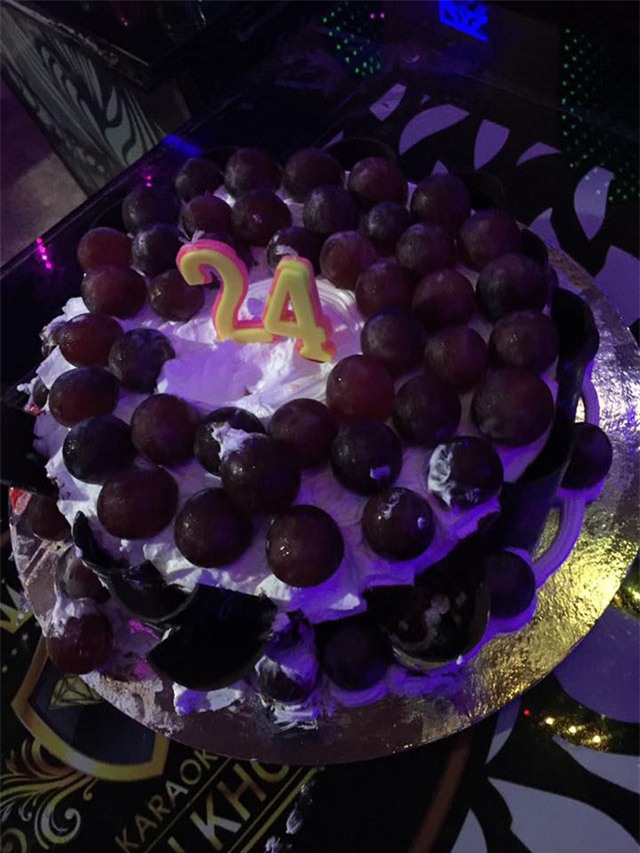 dat banh sinh nhat kem chum nho nho trang tri, co gai nhan duoc chiec banh la muon xiu - 4