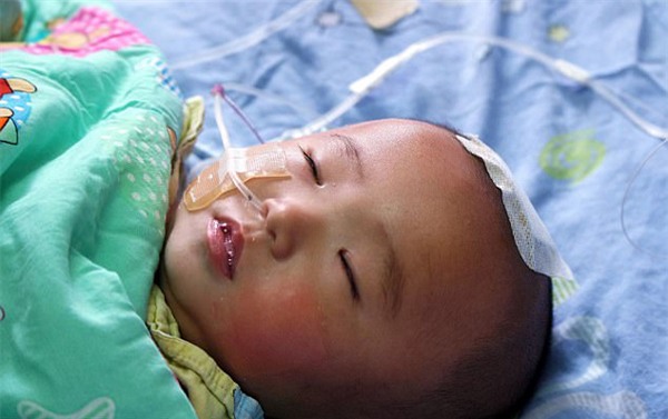 con trai mac benh hiem gap, ong bo ngheo quy goi cau xin bac si cuu giup - 1