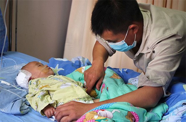 con trai mac benh hiem gap, ong bo ngheo quy goi cau xin bac si cuu giup - 3