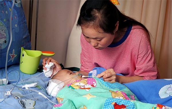 con trai mac benh hiem gap, ong bo ngheo quy goi cau xin bac si cuu giup - 4