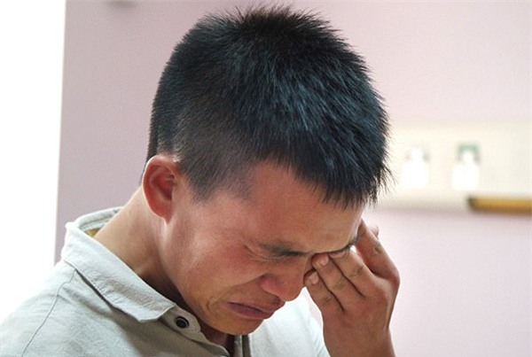 con trai mac benh hiem gap, ong bo ngheo quy goi cau xin bac si cuu giup - 5