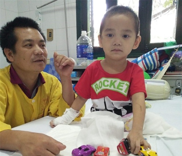 nu cuoi tro lai voi cau be 4 tuoi mat 2 chan sau vu sat lo dat kinh hoang o son la - 1