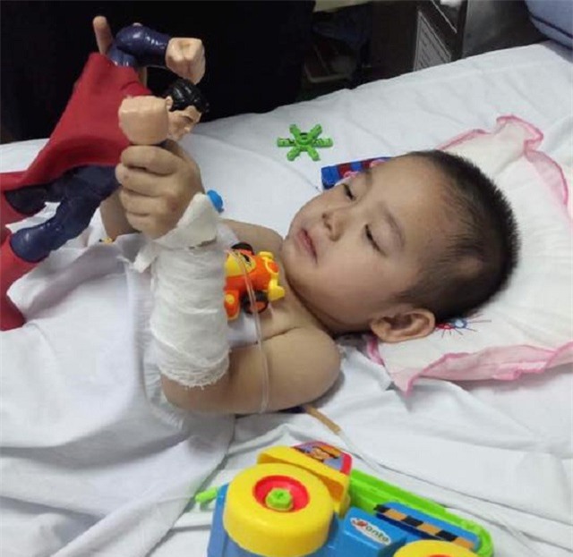 nu cuoi tro lai voi cau be 4 tuoi mat 2 chan sau vu sat lo dat kinh hoang o son la - 2